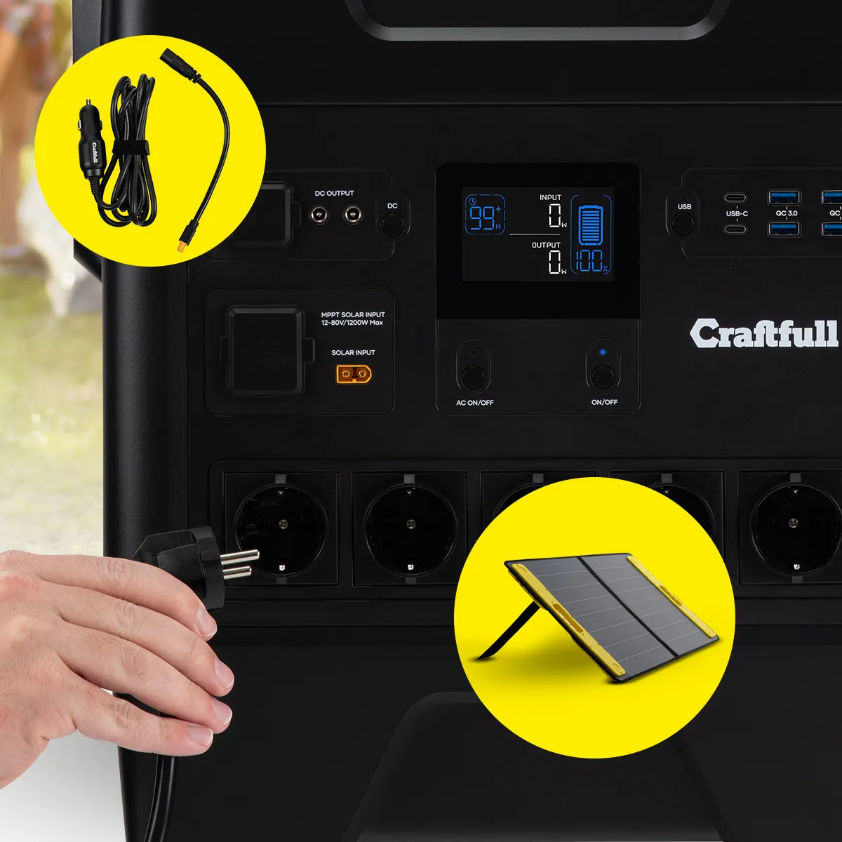 Flexibel mit 3 verschiedenen Optionen aufladen Hand steckt Kabel in die Steckdose des Stromspeichers, vergrößertes Solarpanel